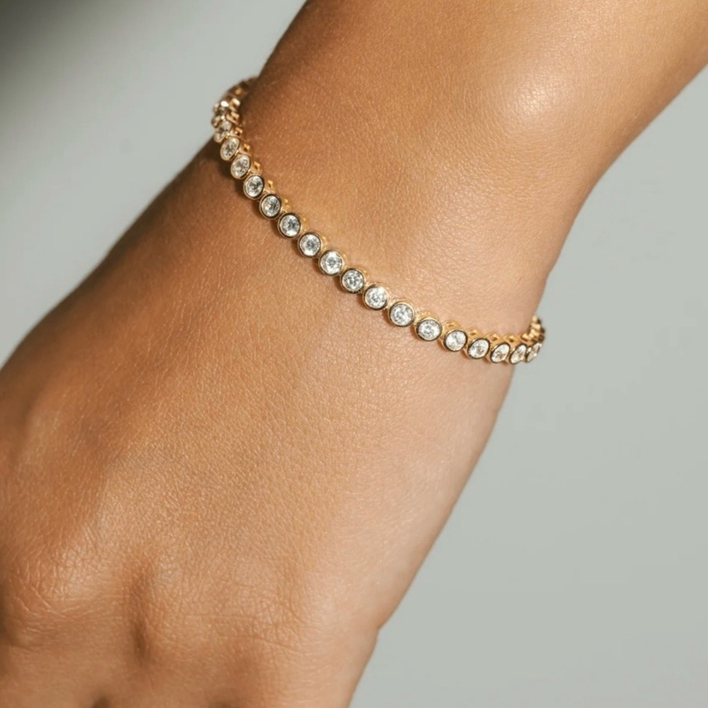 Melanie Auld 3mm Bezel Set Tennis Bracelet 
Just like NEW
